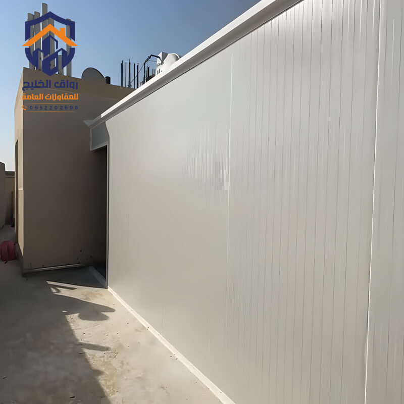 ملحق للعاملة او السواق بالسطح مصنوعه من الساندوتش بانل